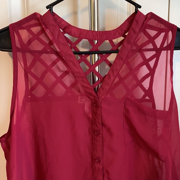 Kirra Lattice Back Sleeveless Button Down - Picture 4 of 5